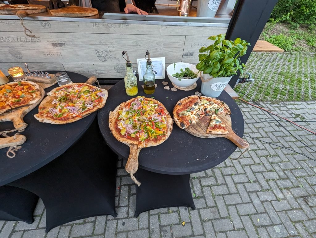 Pizza auf Holzbretchen rechts