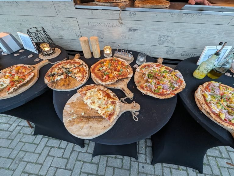 Pizza auf Holzbretchen links